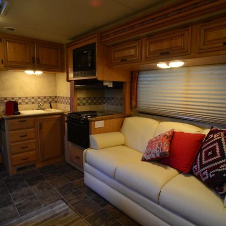 Luxury American Rv With Hot Tub West Chiltington ภายนอก รูปภาพ