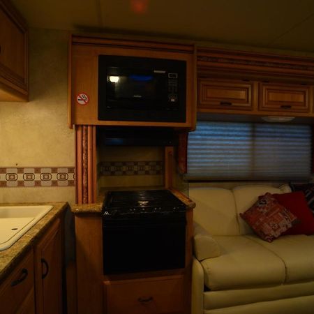 Luxury American Rv With Hot Tub West Chiltington ภายนอก รูปภาพ