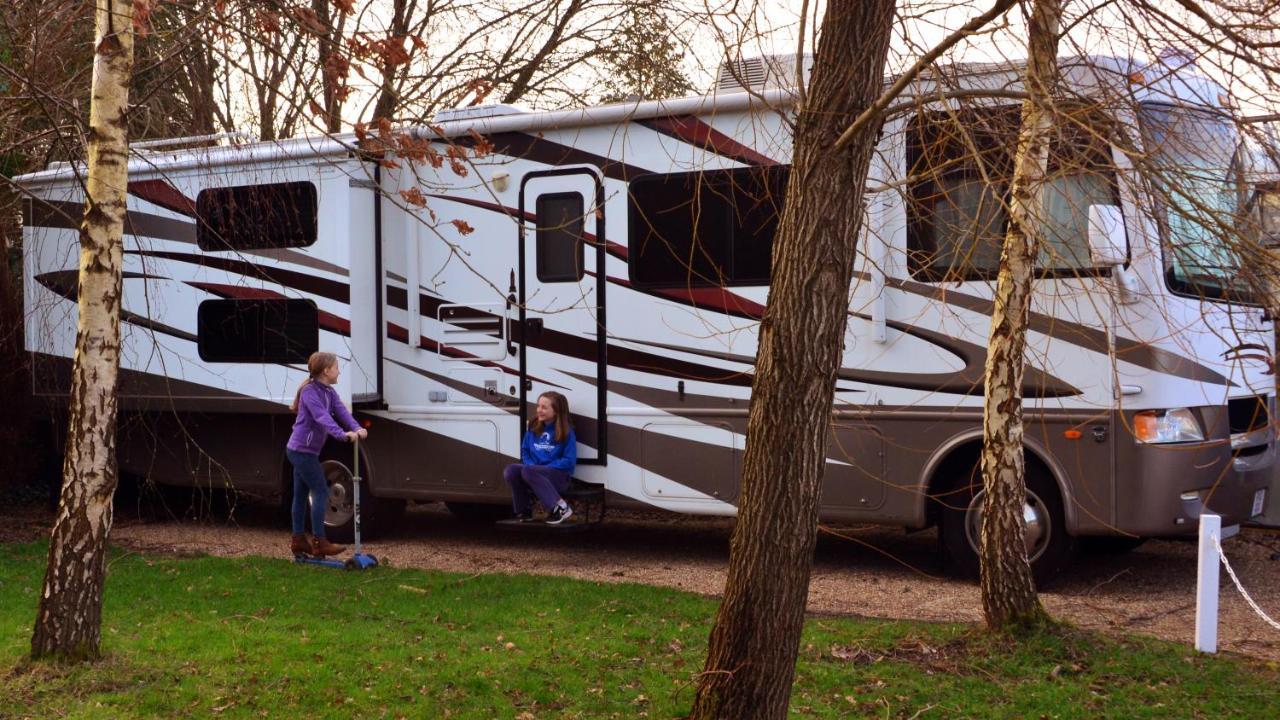 Luxury American Rv With Hot Tub West Chiltington ภายนอก รูปภาพ