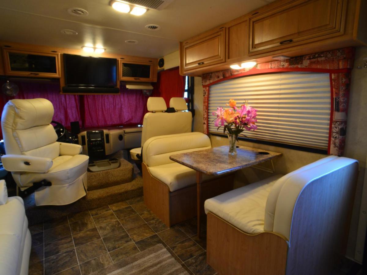 Luxury American Rv With Hot Tub West Chiltington ภายนอก รูปภาพ