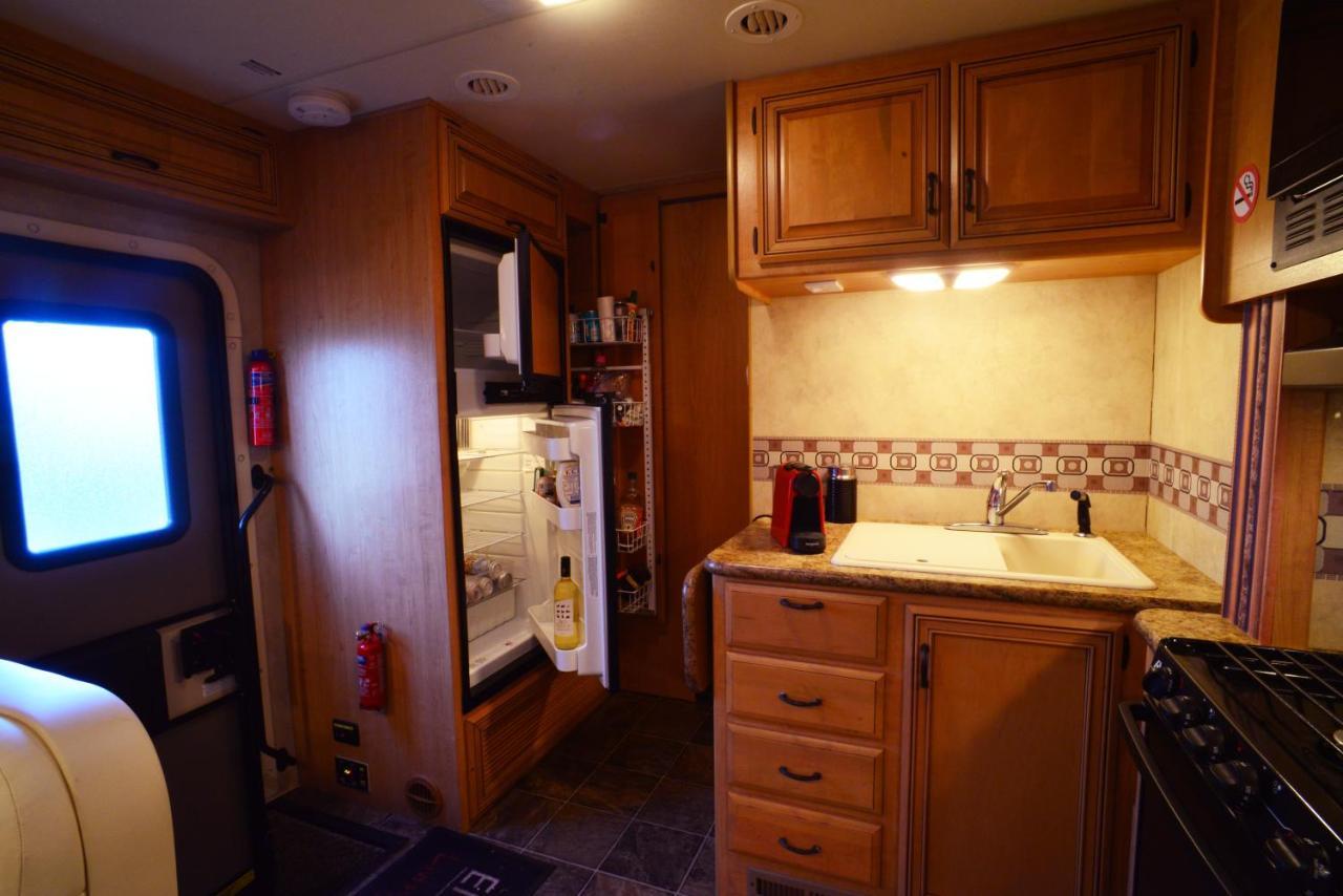 Luxury American Rv With Hot Tub West Chiltington ภายนอก รูปภาพ