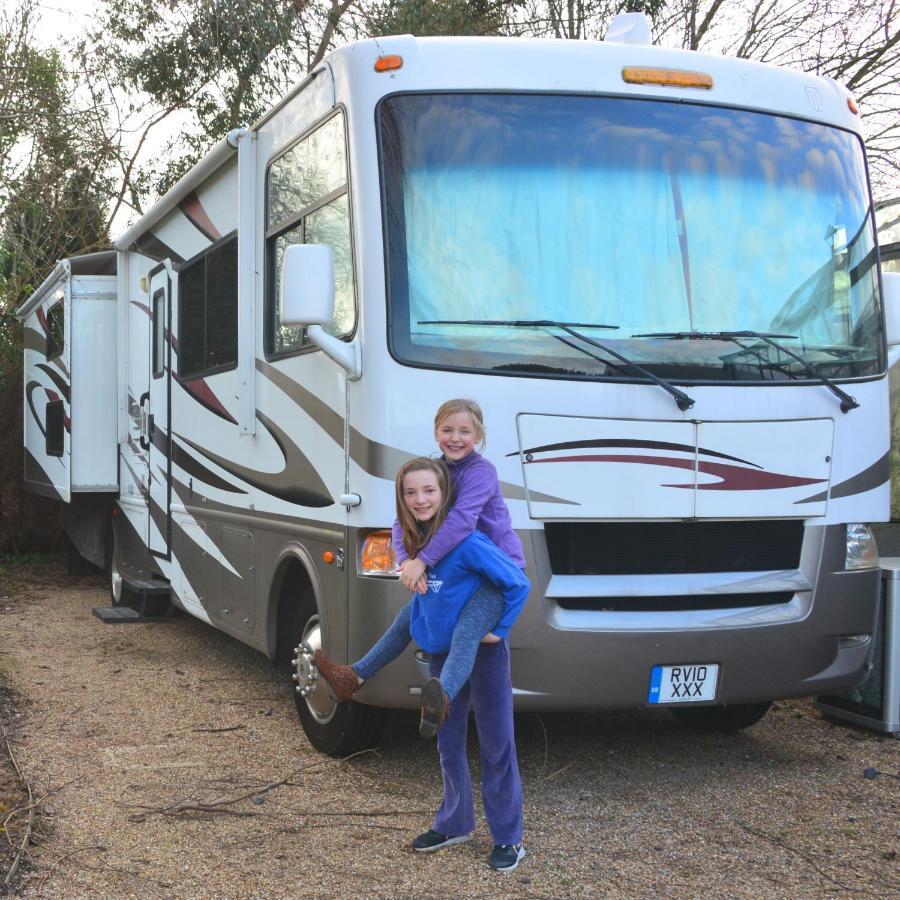Luxury American Rv With Hot Tub West Chiltington ภายนอก รูปภาพ